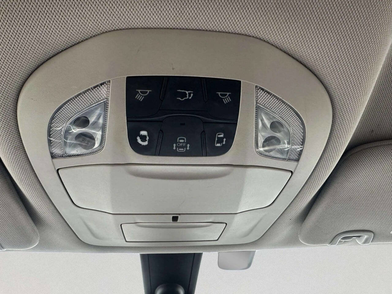 Used 2019 Chrysler Pacifica Touring-L image 32