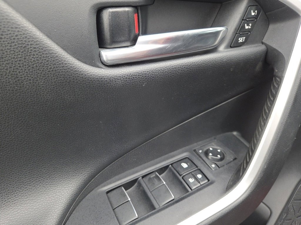 Used 2020 Toyota RAV4 Limited image 30