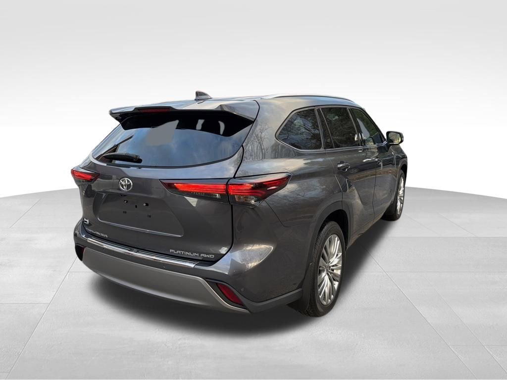 Used 2024 Toyota Highlander Platinum image 5