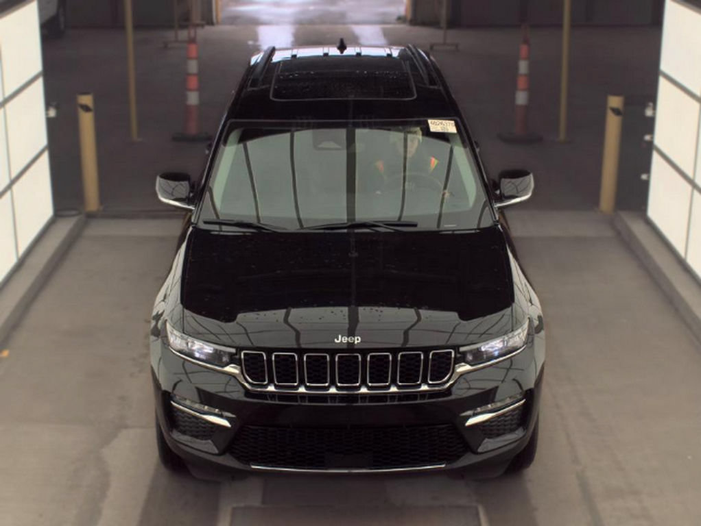Used 2023 Jeep Grand Cherokee Limited w/ Trailer Tow Prep Group (B) AWD/4WD image 2