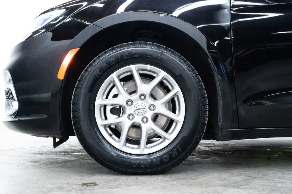 Used 2025 Chrysler Pacifica Select FWD image 7