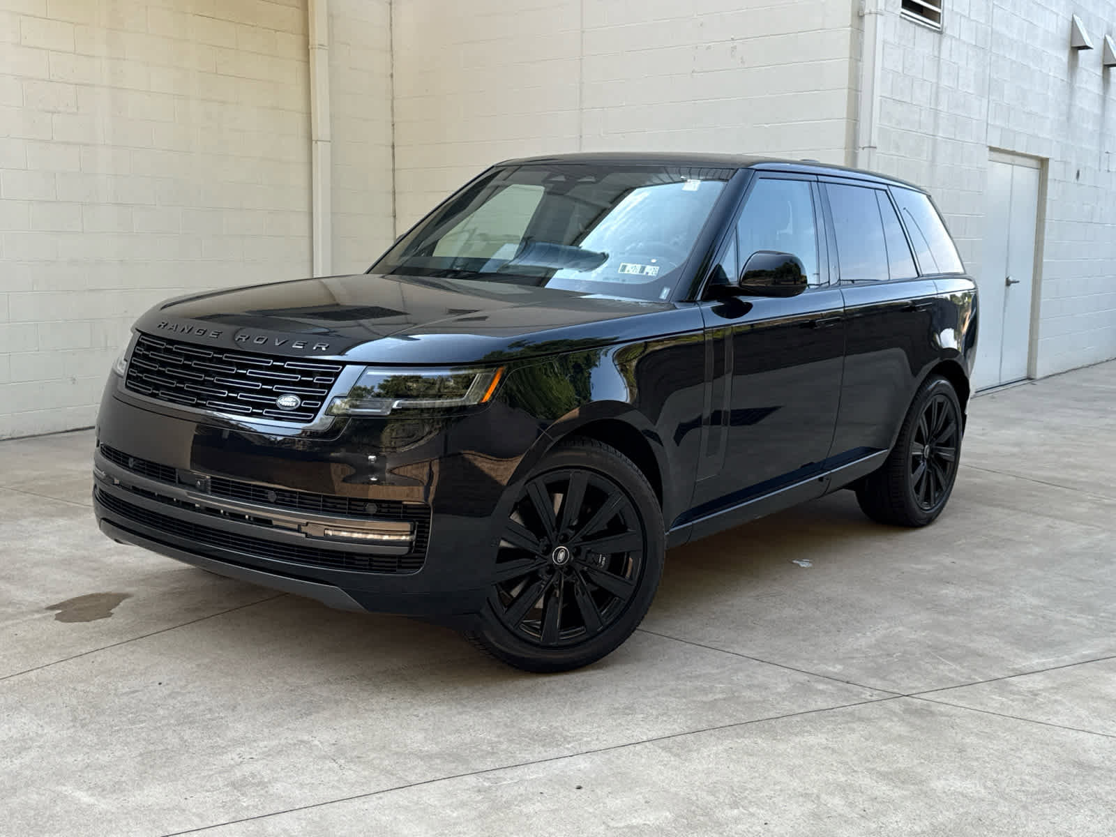 New 2025 Land Rover Range Rover SE image 1
