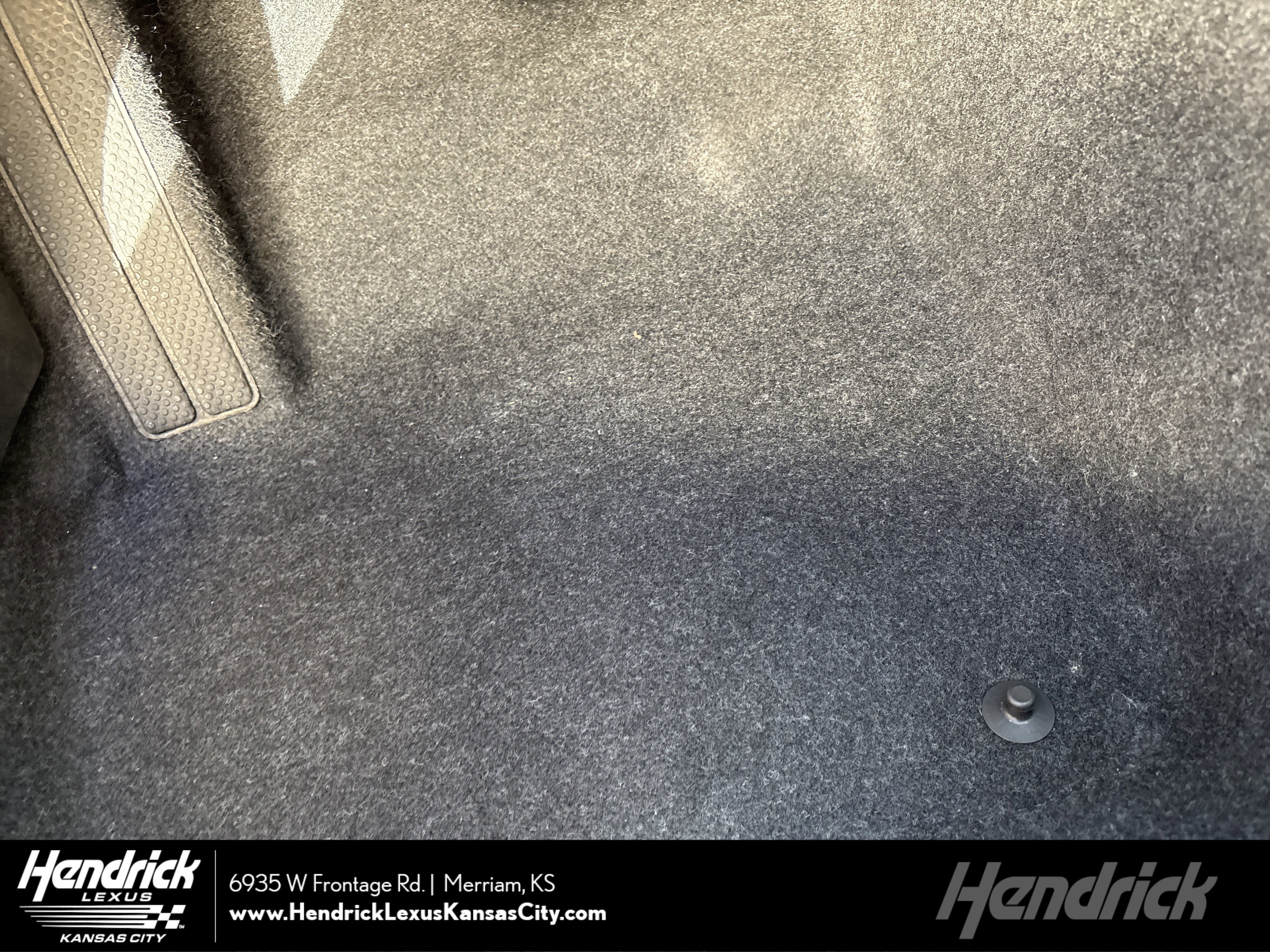 Used 2025 Volvo XC40 B5 Plus image 1