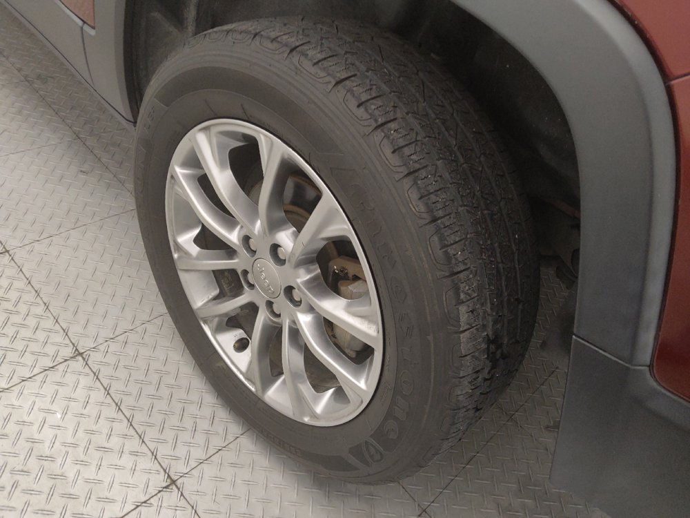 Used 2019 Jeep Cherokee Latitude Plus FWD image 31