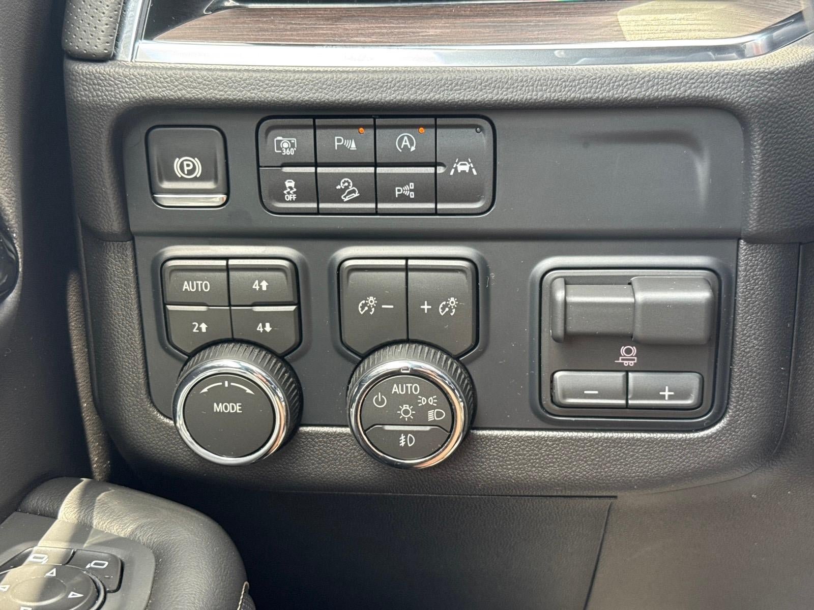 Used 2026 Chevrolet Suburban Premier w/ Sun And Tow Package AWD/4WD image 15