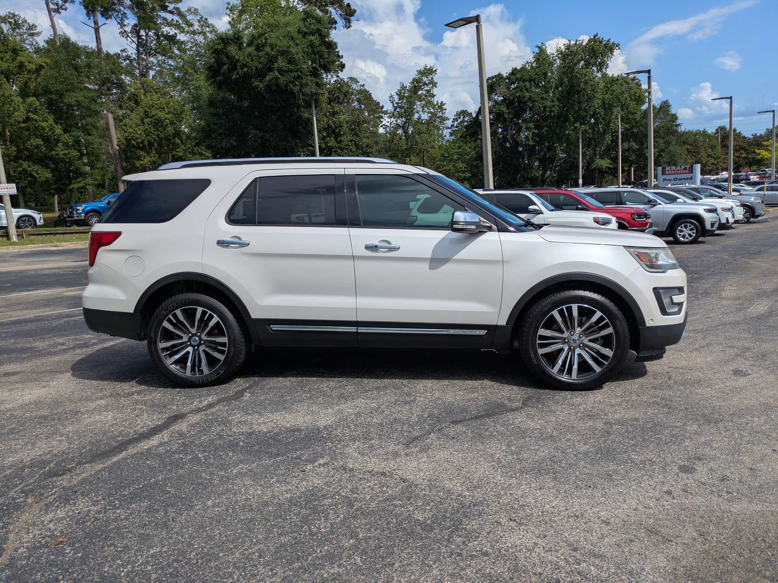 Used 2017 Ford Explorer Platinum AWD/4WD image 3