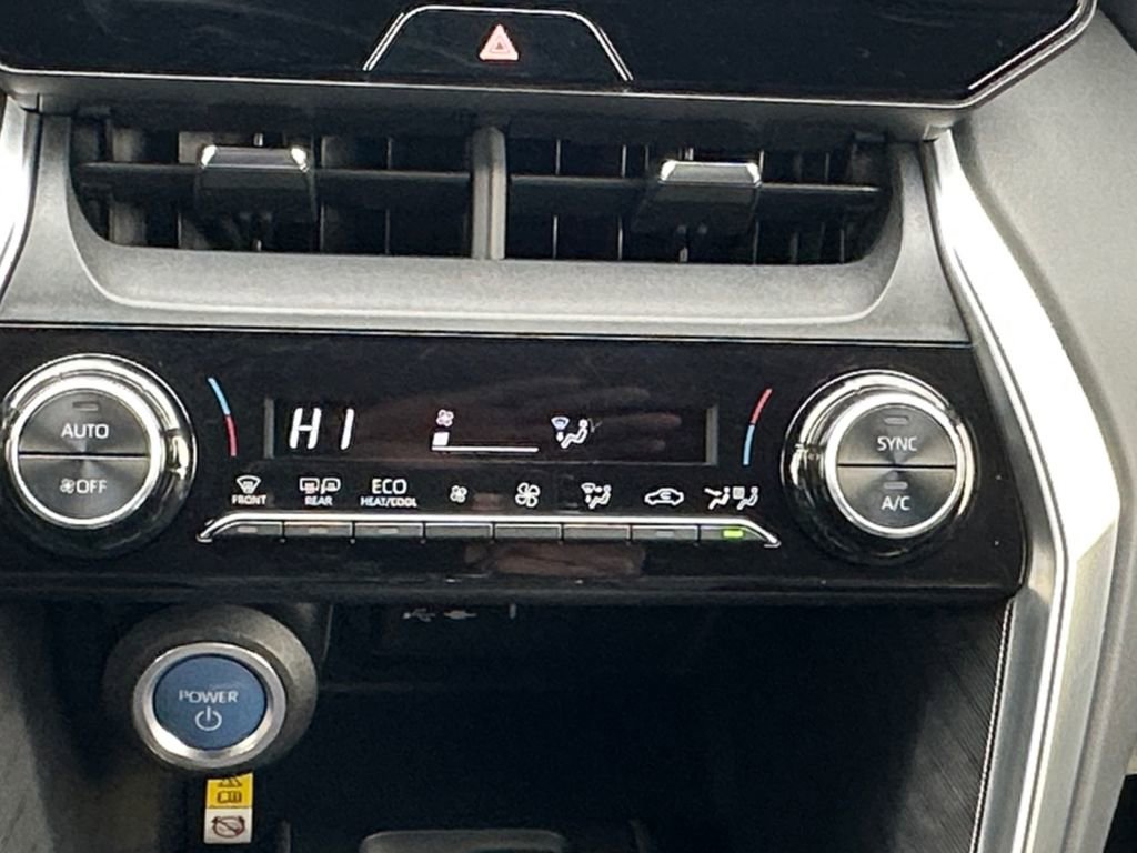 Used 2022 Toyota Venza XLE image 12