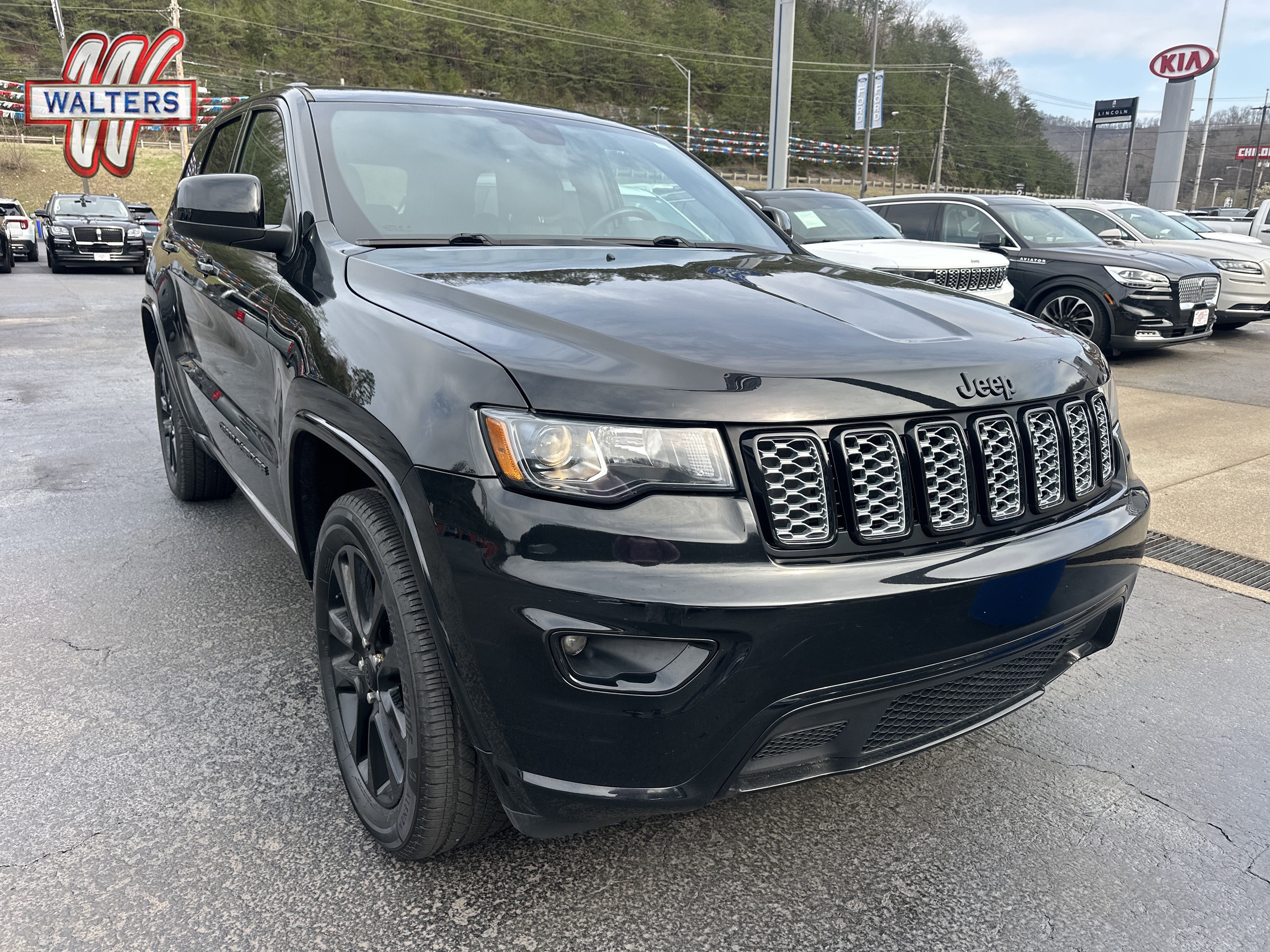 Used 2017 Jeep Grand Cherokee Altitude image 1