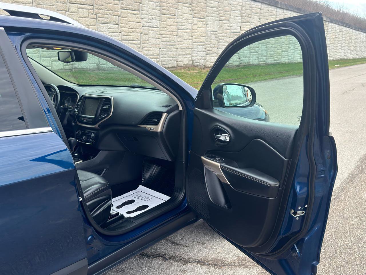 Used 2018 Jeep Cherokee Limited image 29