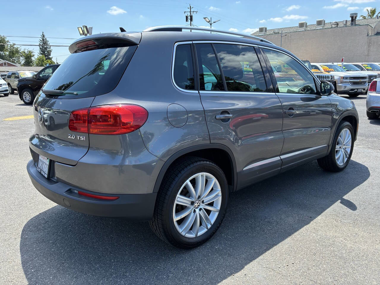 Used 2013 Volkswagen Tiguan SE FWD image 2