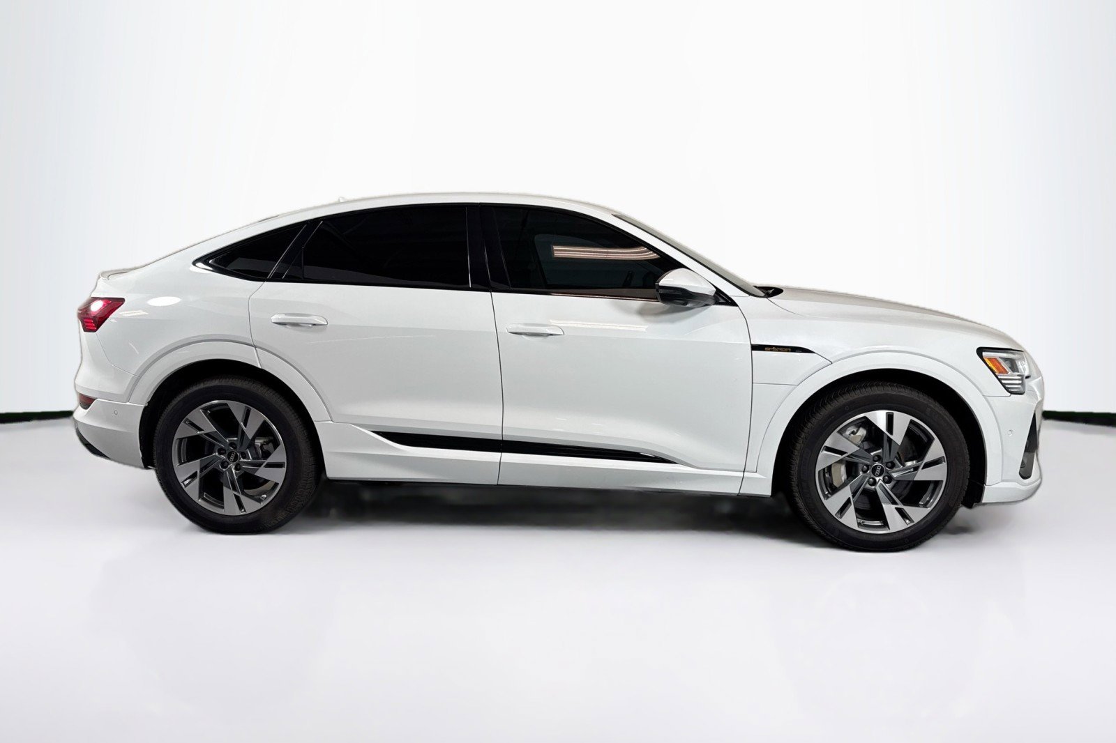 Used 2022 Audi e-tron Premium w/ Convenience Plus Package AWD/4WD image 4