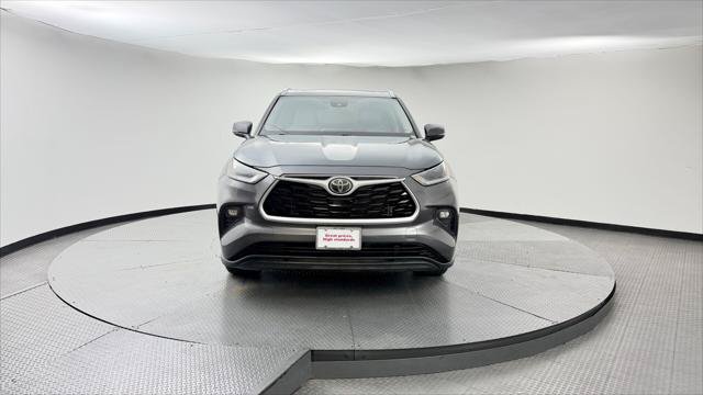 Used 2021 Toyota Highlander XLE AWD/4WD image 12
