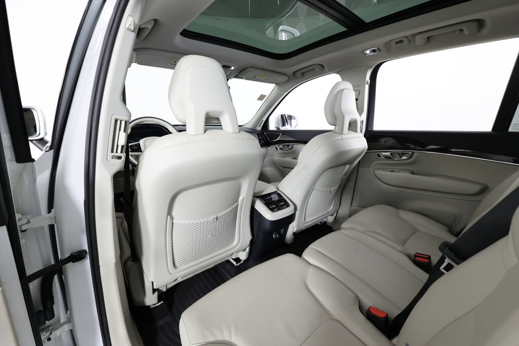 Used 2016 Volvo XC90 T6 Momentum w/ Momentum Plus Package AWD/4WD image 14
