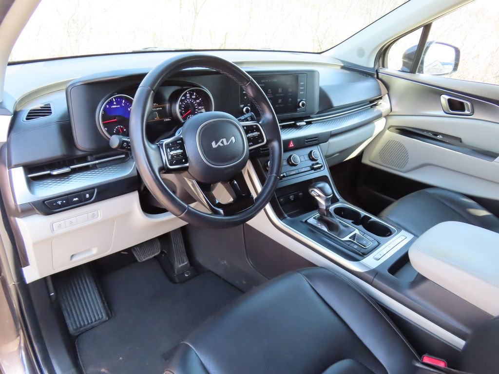 Used 2023 Kia Carnival LX FWD image 4