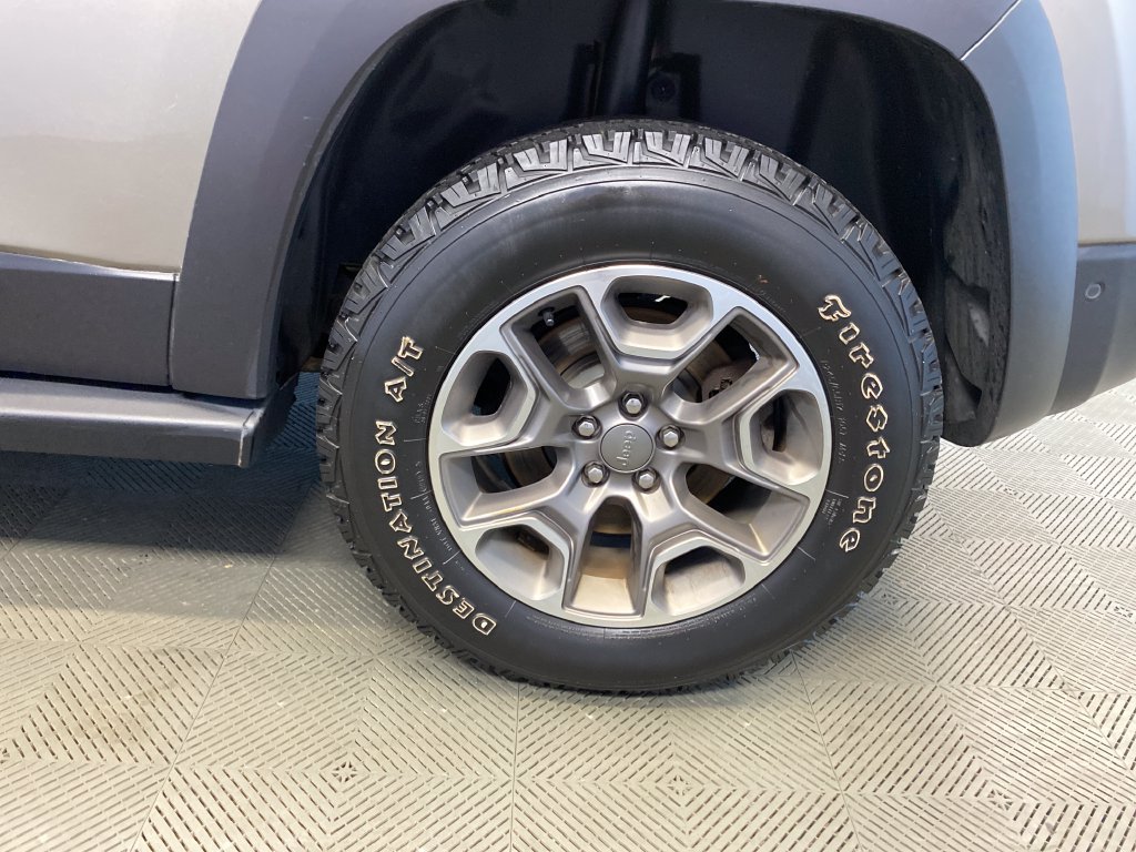 Used 2020 Jeep Cherokee Trailhawk AWD/4WD image 31