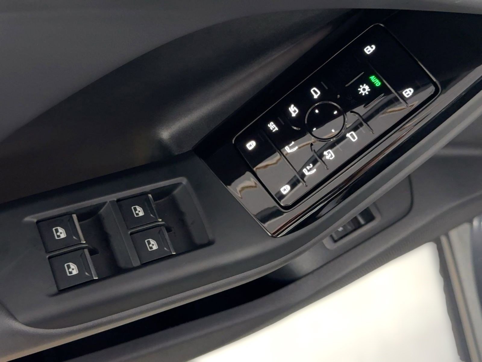 Used 2025 Audi Q6 e-tron Premium w/ Convenience Package image 13