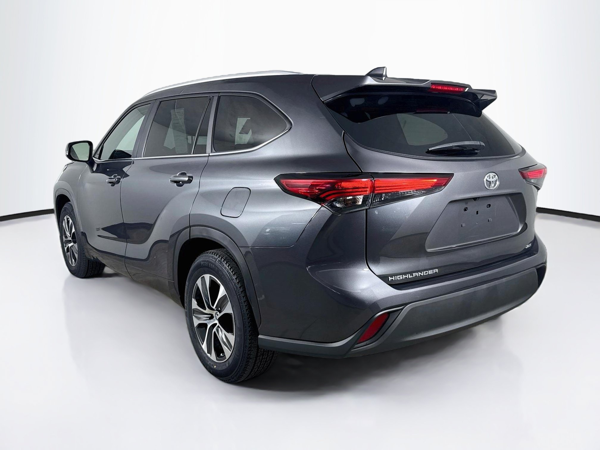 Used 2023 Toyota Highlander XLE FWD image 31