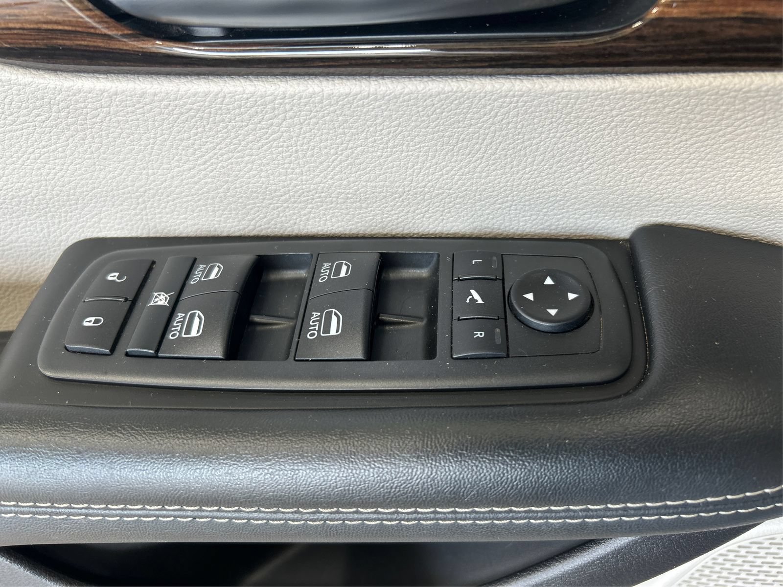 Used 2021 Chrysler Pacifica Limited w/ Uconnect Theater Family Group FWD image 30