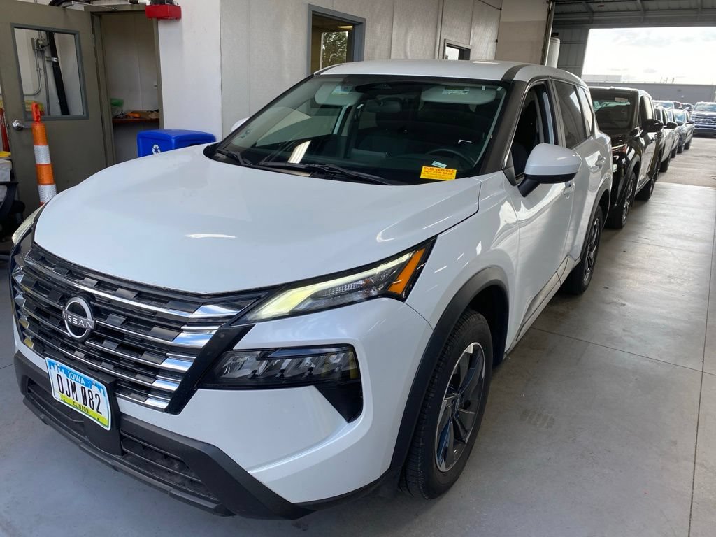 Used 2024 Nissan Rogue SV AWD/4WD image 2