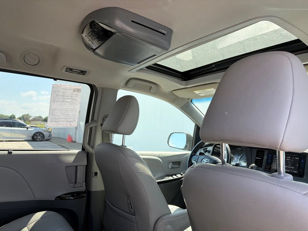 Used 2015 Toyota Sienna XLE w/ XLE Navigation Package FWD image 28