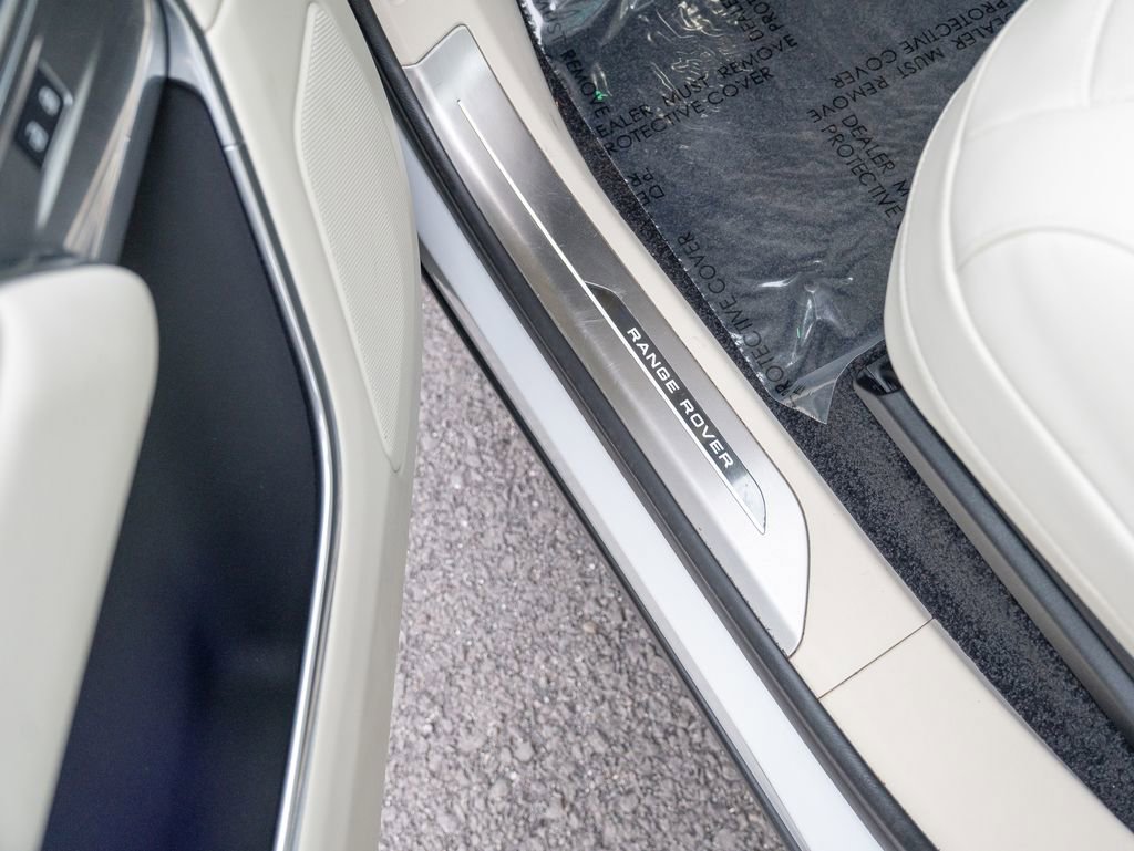 Certified 2025 Land Rover Range Rover SE image 17