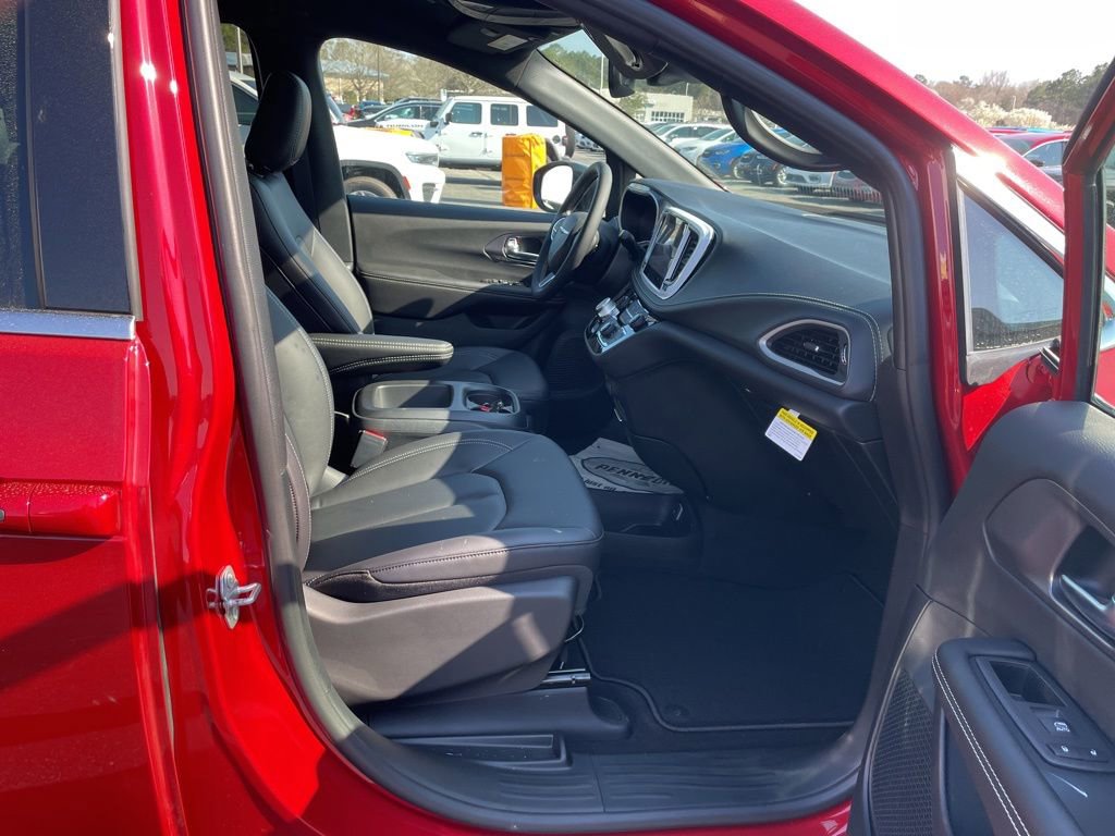 New 2026 Chrysler Pacifica Select image 16
