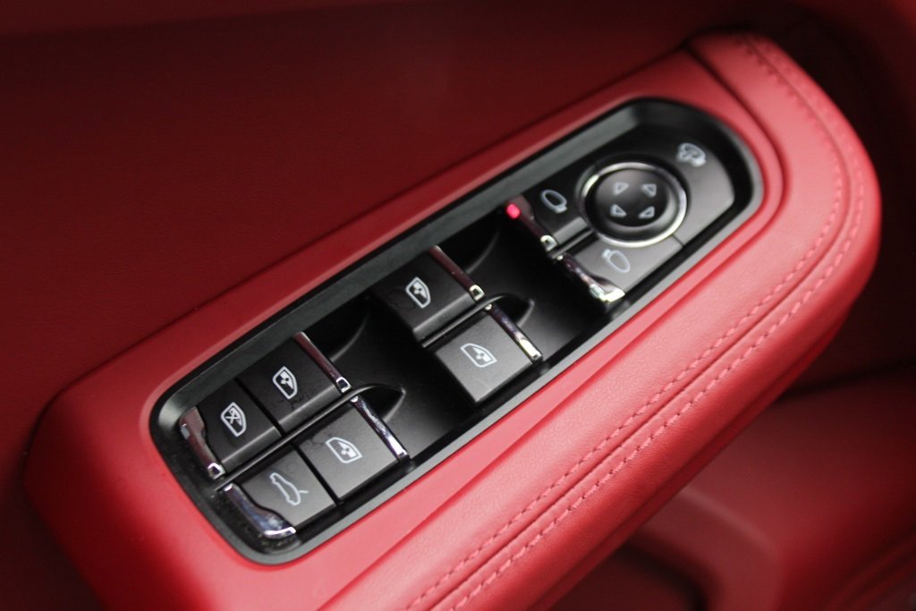 Used 2025 Porsche Macan image 19