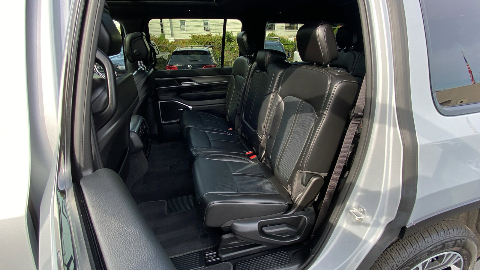 Used 2025 Jeep Wagoneer 4WD w/ Premium Group I image 22