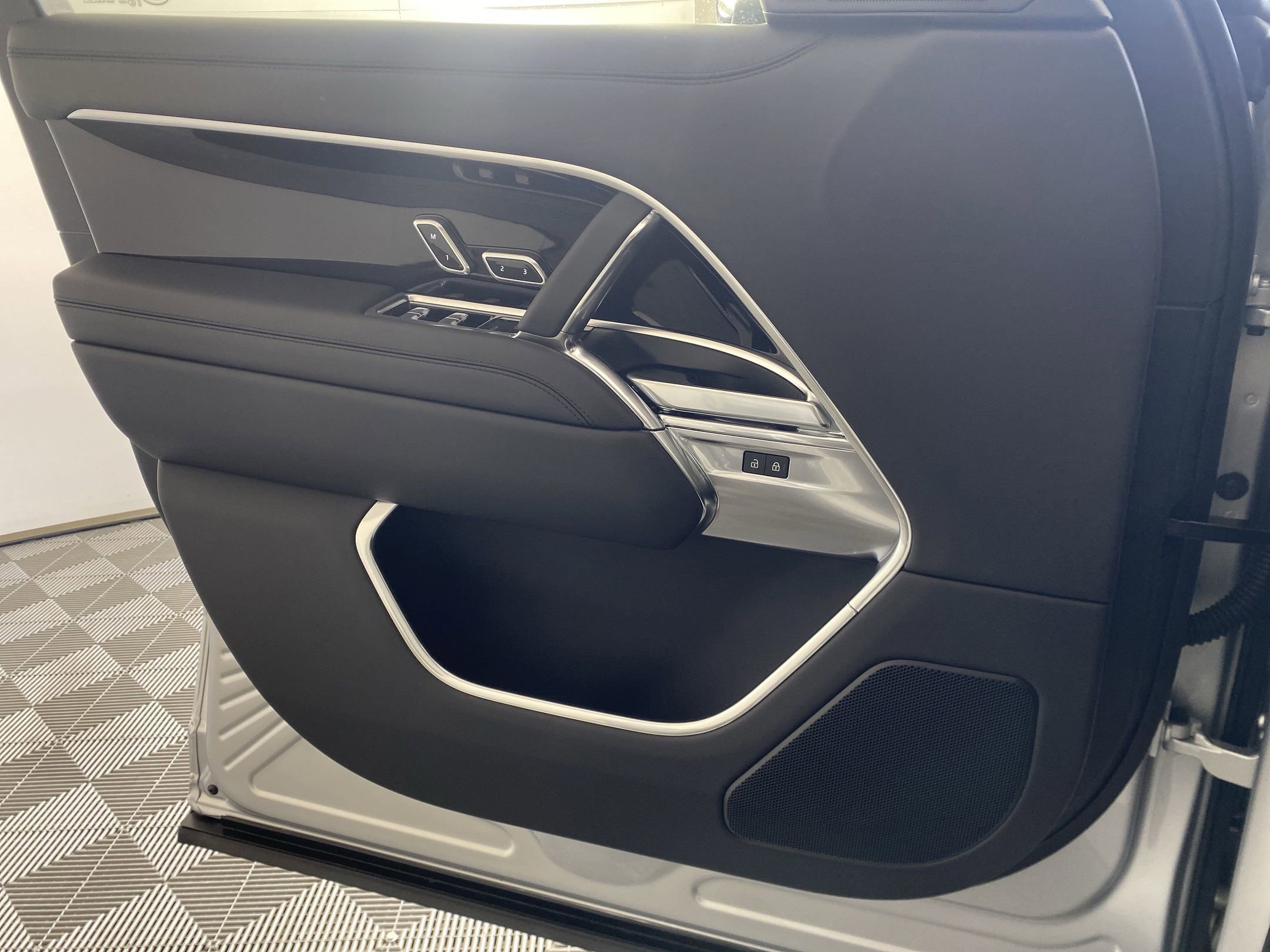 New 2025 Land Rover Range Rover SE image 16