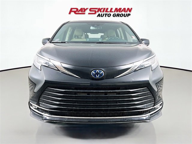 Used 2021 Toyota Sienna XLE image 2