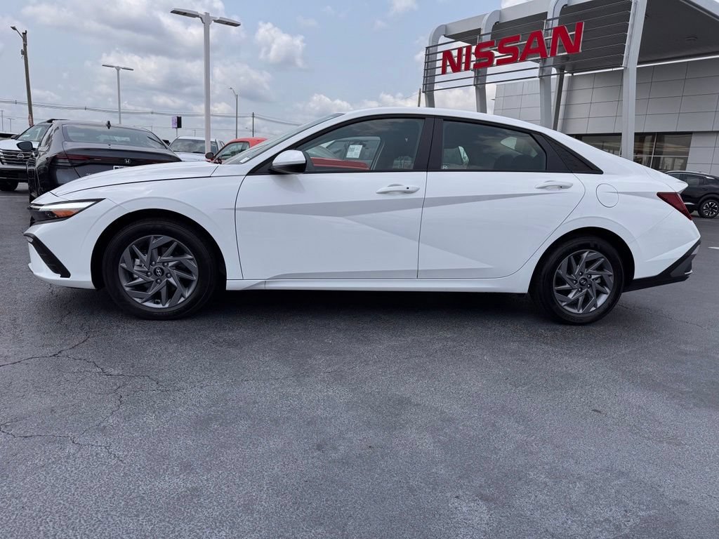 Used 2026 Hyundai Elantra Hybrid FWD image 2