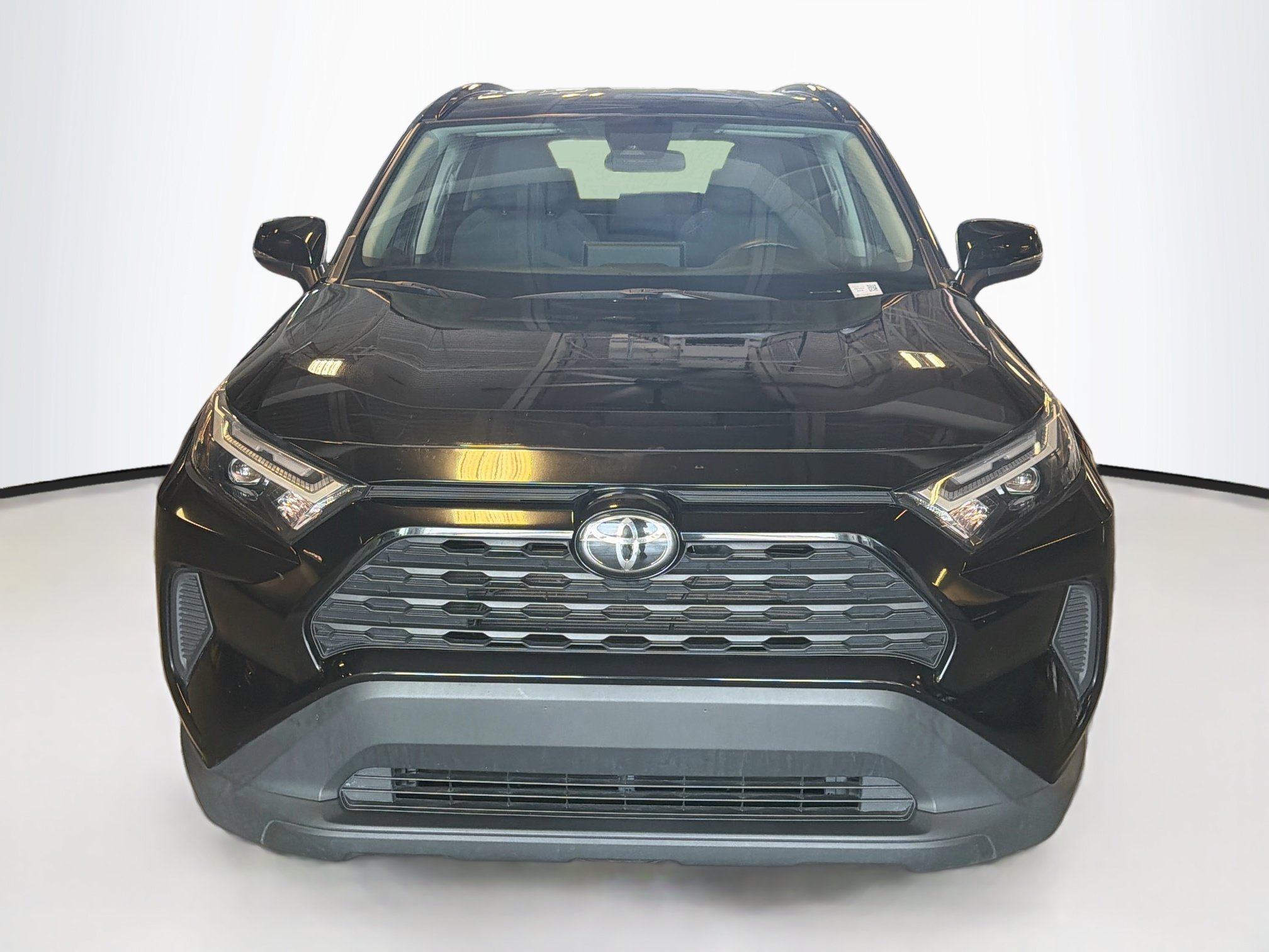 Used 2025 Toyota RAV4 XLE AWD/4WD image 2