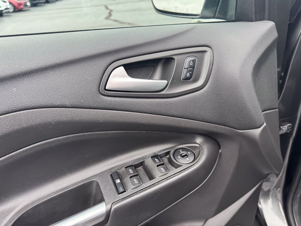 Used 2017 Ford Escape SE w/ SE Cold Weather Package FWD image 3