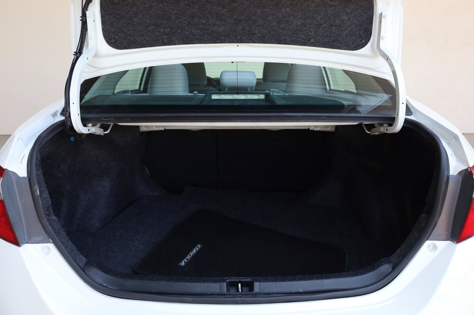 Used 2014 Toyota Corolla LE FWD image 10