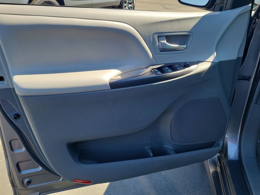 Used 2018 Toyota Sienna LE w/ Carpet Mat Package image 20