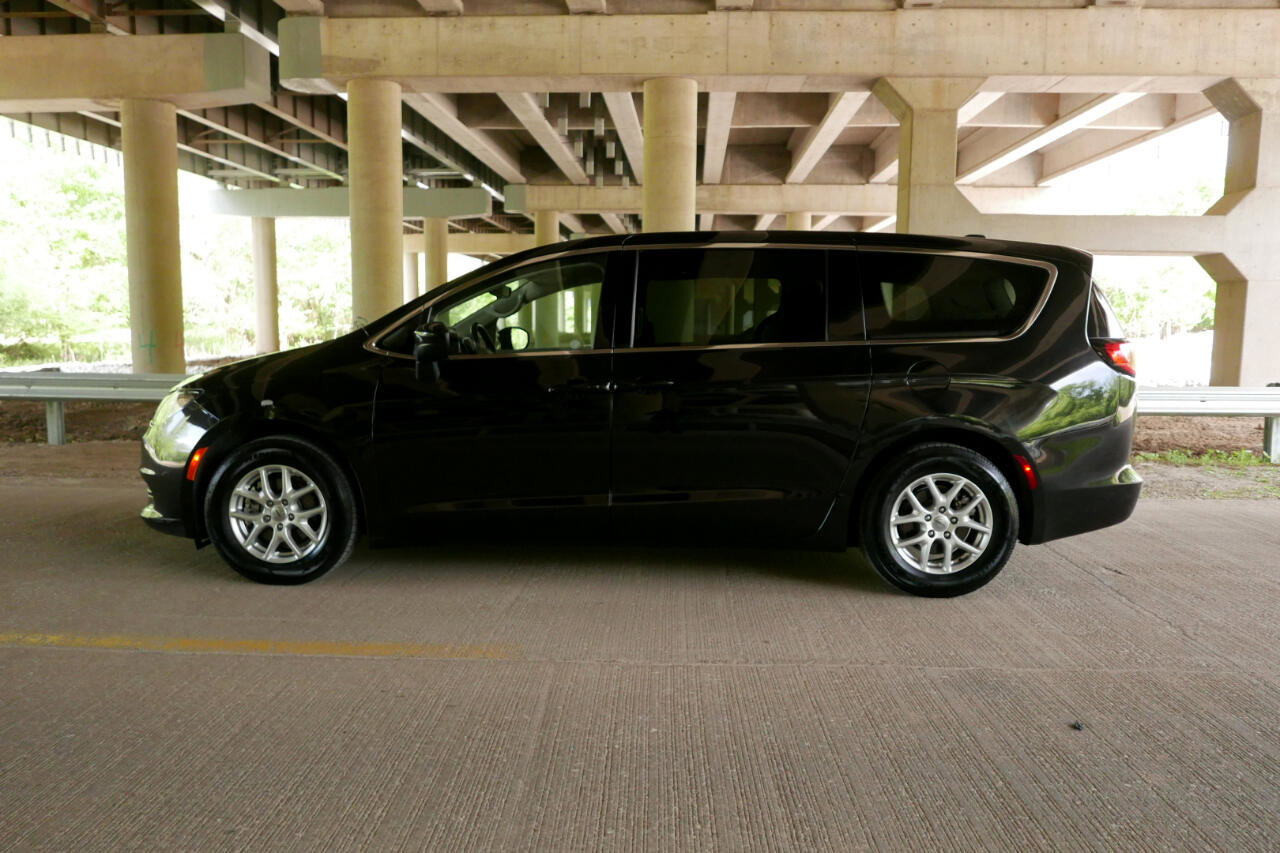Used 2022 Chrysler Voyager LX image 23