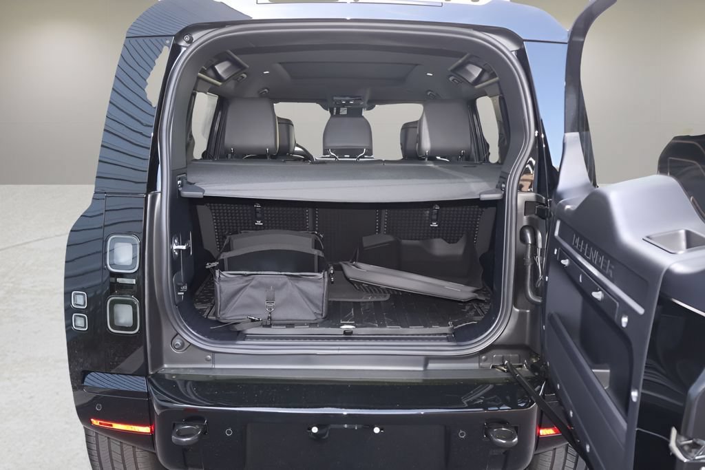 New 2026 Land Rover Defender 110 X-Dynamic SE AWD/4WD image 16