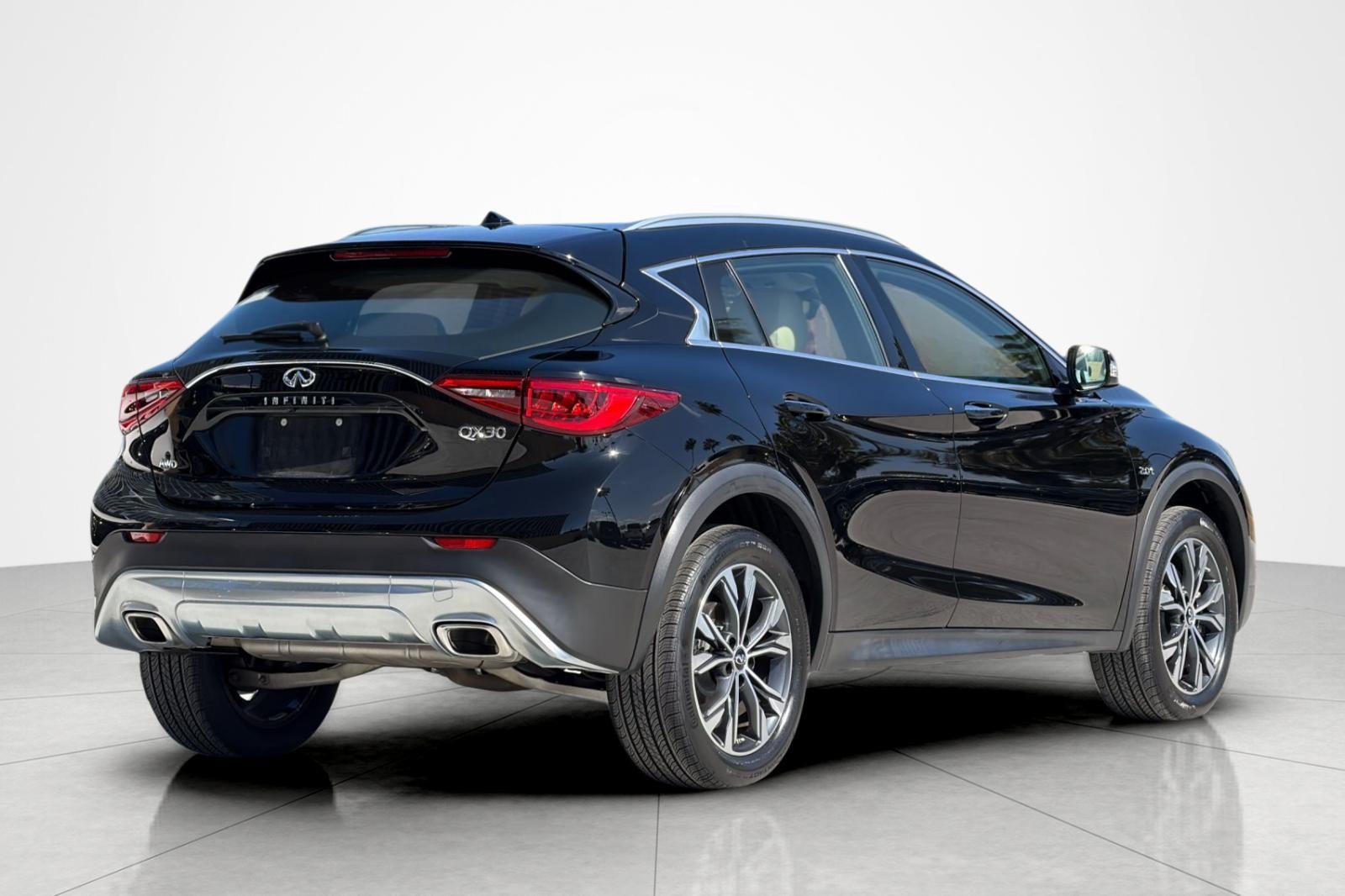 Used 2018 INFINITI QX30 AWD w/ Cargo Package image 5