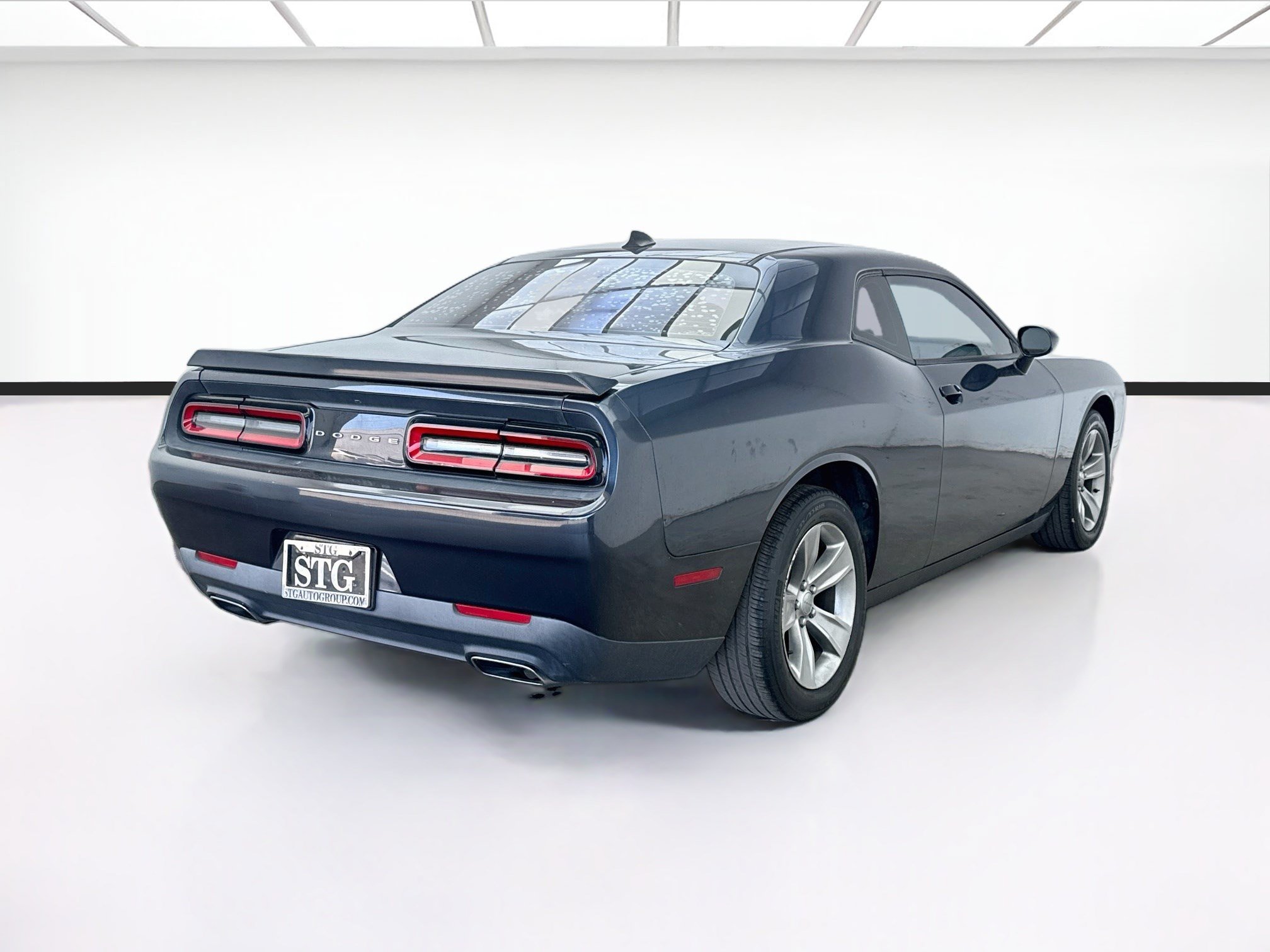 Used 2016 Dodge Challenger SXT RWD image 4