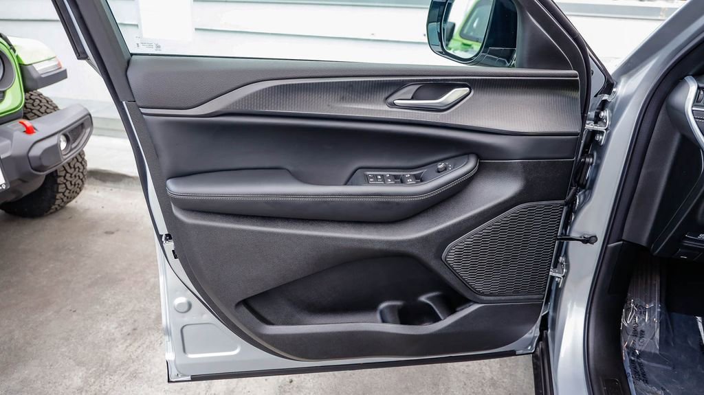 New 2025 Jeep Grand Cherokee L Altitude image 23