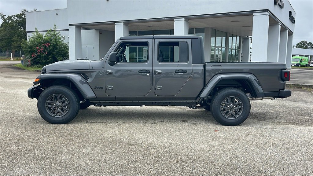 New 2025 Jeep Gladiator Sport image 4