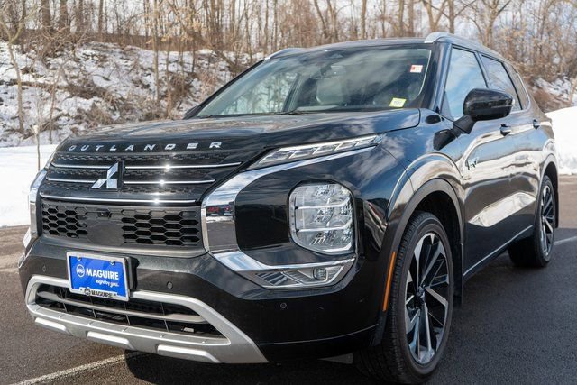 Used 2023 Mitsubishi Outlander 4WD Plug-In Hybrid image 2