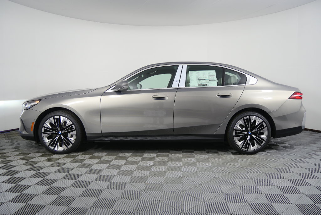 Used 2026 BMW 530i xDrive w/ Premium Package AWD/4WD image 3