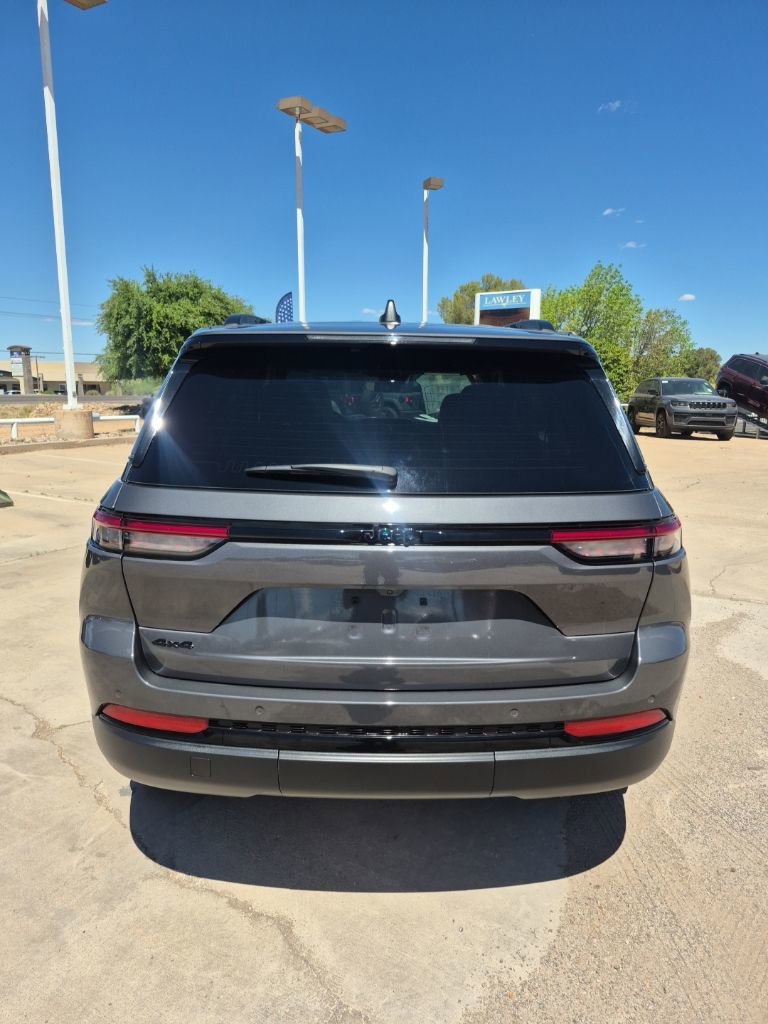 Used 2025 Jeep Grand Cherokee Altitude image 6