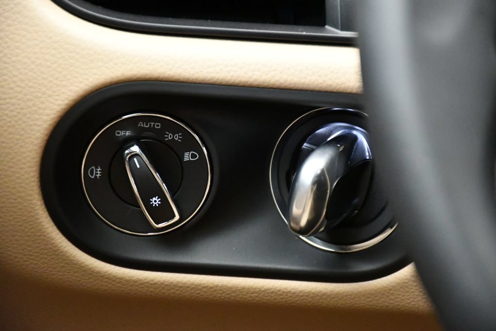 Certified 2026 Porsche Macan Turbo AWD/4WD image 25