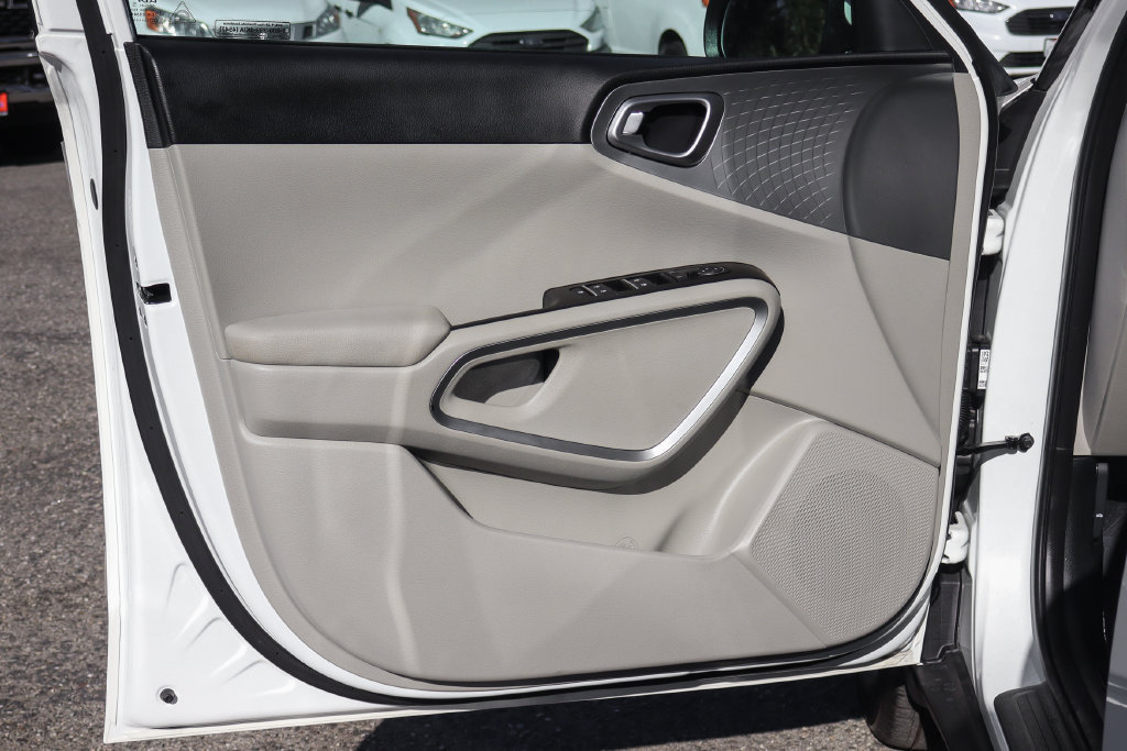 Used 2025 Kia Soul LX w/ LX Technology Package FWD image 17