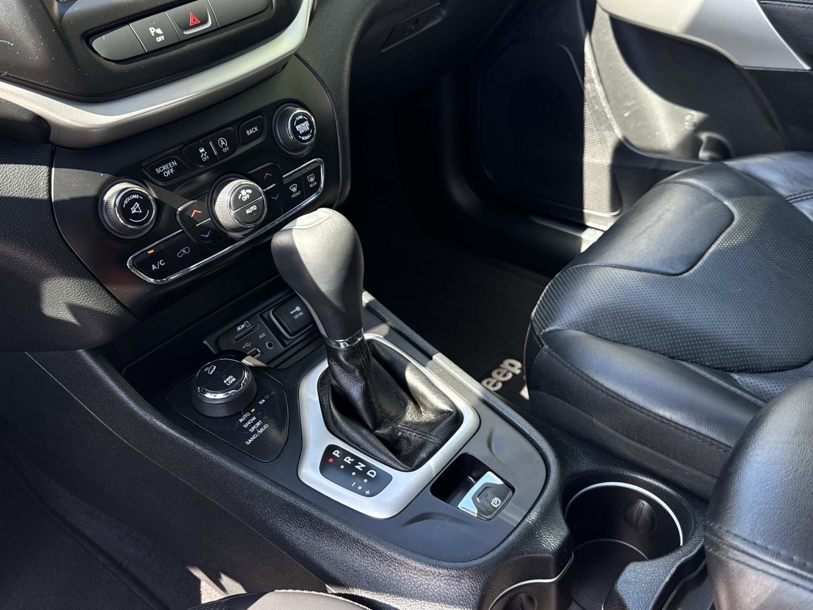 Used 2016 Jeep Cherokee Overland AWD/4WD image 8