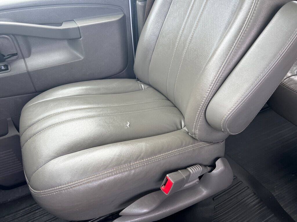 Used 2019 Chevrolet Express 3500 LS RWD image 21