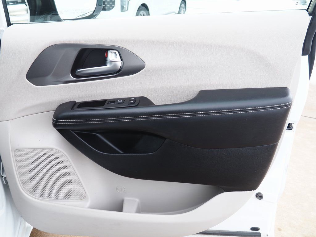 Used 2024 Chrysler Pacifica Touring-L image 41