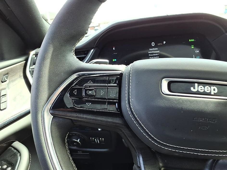 Used 2022 Jeep Grand Cherokee Overland w/ Luxury Tech Group IV image 27